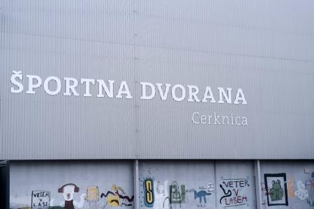 Športna dvorana Cerknica napis 01 Foto Boštjan Otoničar